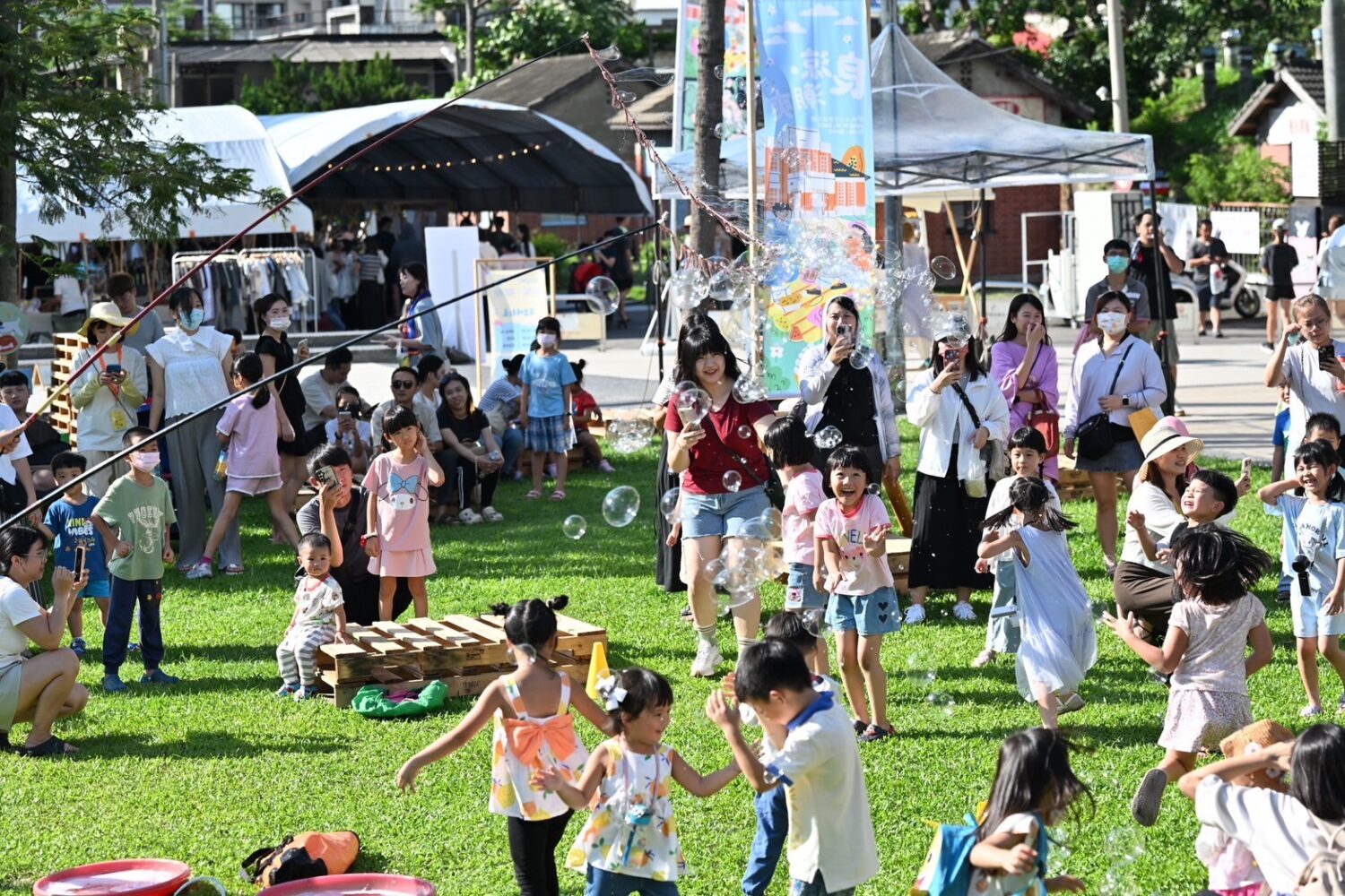良涼·潮爽市集,泡泡活動讓許多小朋友玩的不亦樂乎。(圖/記者林照東翻攝)