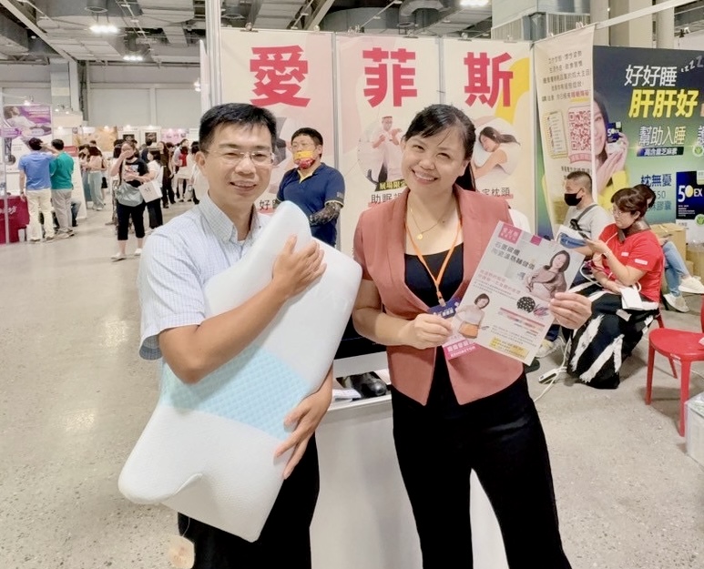 台北醫學大學林立峯老師（左）、ELVIS 愛菲斯總經理簡岑穎（右）教大家如何選適合自己的枕頭。（圖/記者林照東翻攝）