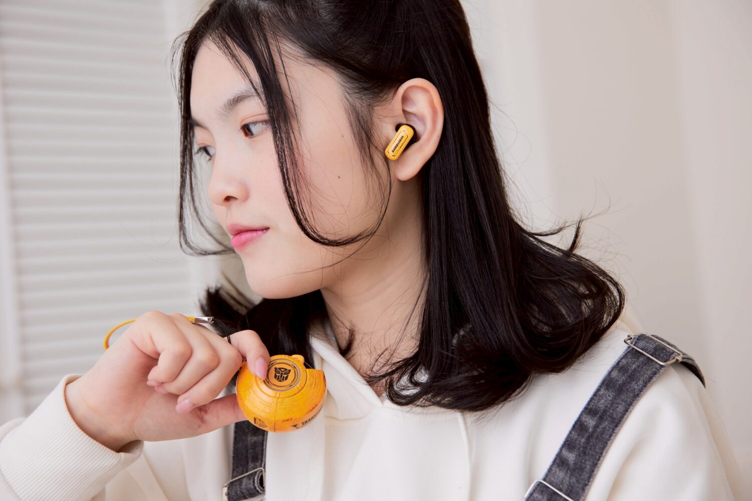 變形金剛AI語音翻譯耳機搭載智慧降噪與高傳真音質,讓跨語溝通更加清晰自然。(圖/及豐國際提供)