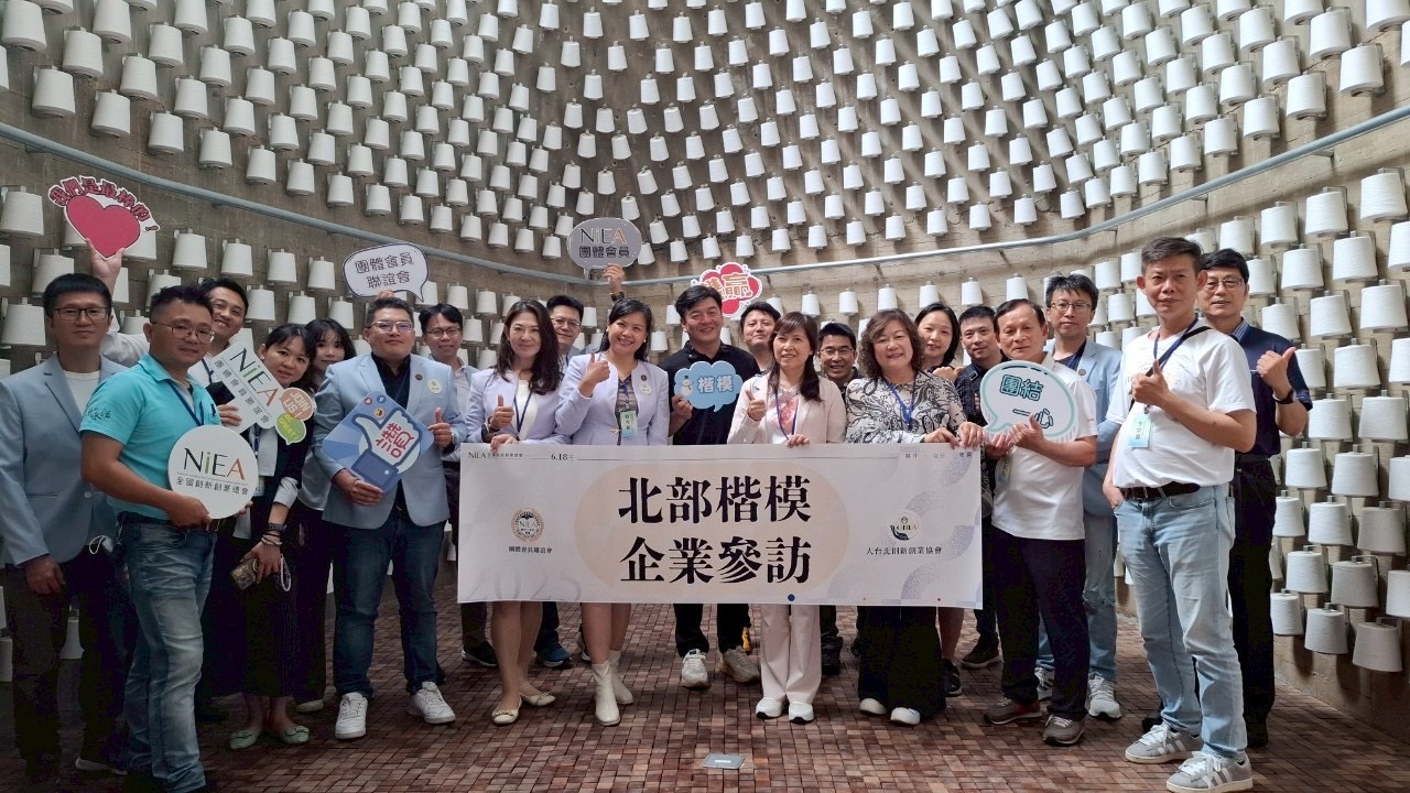 叢鋼滋楷模(右五)Won.House中最吸睛的一隅佈滿潔白紗線,巧妙呼應紡織業的初心。(圖/記者林照東翻攝)