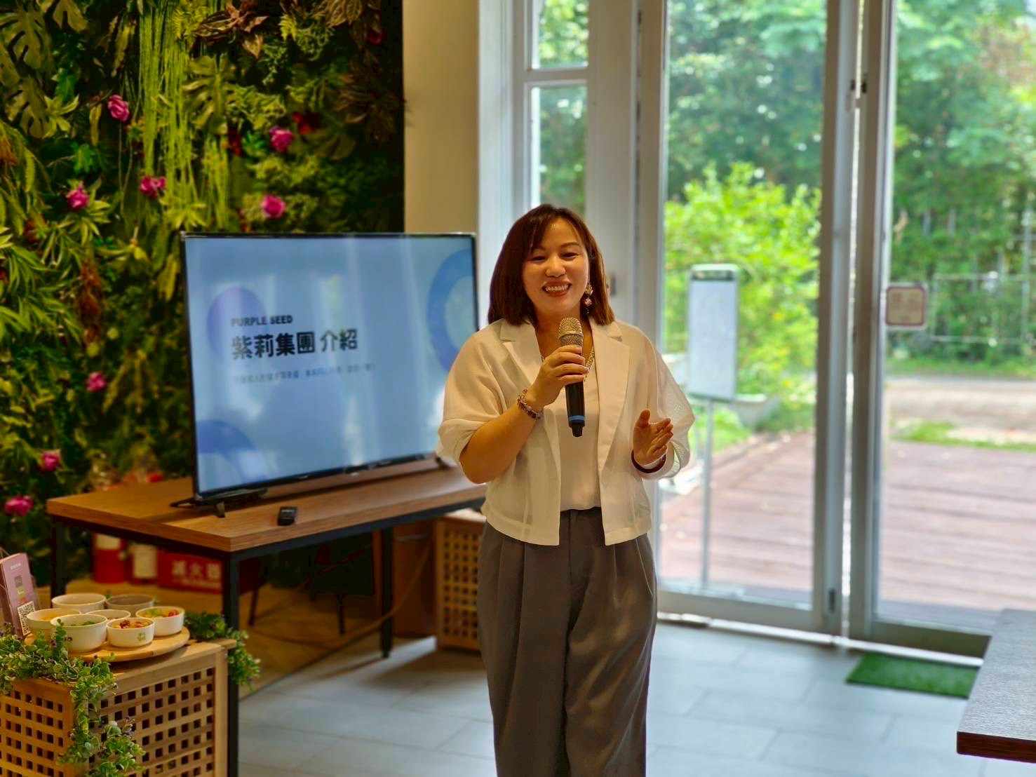 紫莉集團創辦人黃騏蔓分享創業歷程與服務。(圖/記者林照東翻攝)