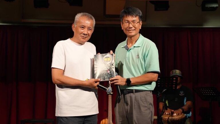 在贈書儀式中,黑金城(左)分享獄中經歷與創作歷程,鼓勵學員以創作轉化人生,並將個人作品《牢騷》五本贈予校方,由校長陳宏義(右)親自代表接受。(圖/記者林照東翻攝)