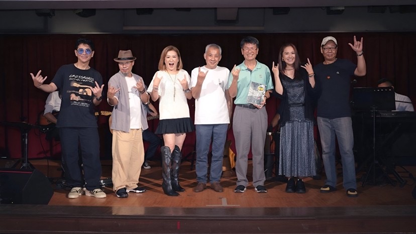 (人員左起,荒山亮、莫言、姚黛瑋、黑金城、校長陳宏義、劉行格、林瓊龍) 贈書後全體合影,黑金城以「我們都值得被重新看見,也都擁有重新開始的可能」作結,掌聲中為這場公益行動畫下希望句點。(圖/記者林照東翻攝)