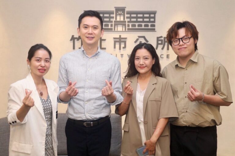 CIBE團隊馮晏昀理事長（左一）拜訪竹北市公所鄭朝方市長（左二）推動美業教育與在地合作。（圖/主辦單位提供）