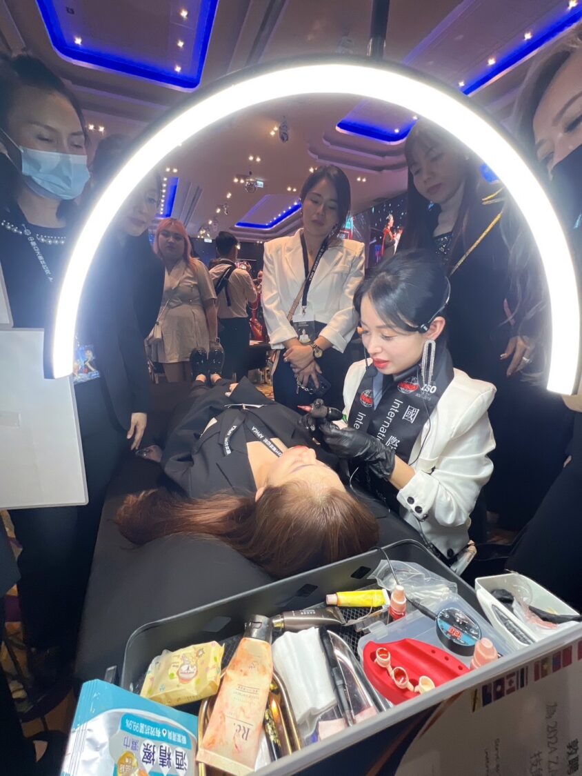 馮晏昀親自指導學員實作操作,傳授專業技法與美業精神。(圖/主辦單位提供)