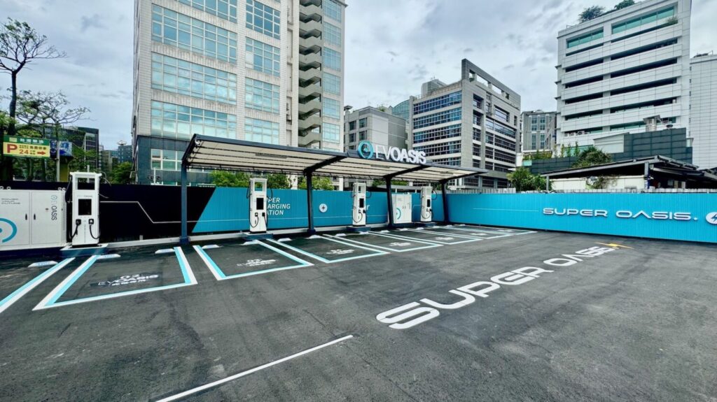 EVOASIS台北內湖再添新站!堤頂大道超級綠洲即將啟用,提供 360kW + 180kW 共 8 格快充車位。(圖/EVOASIS提供)