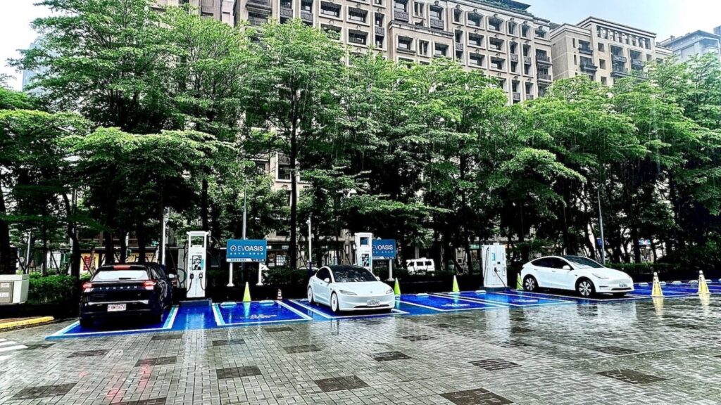 南港軟體園區南北雙站上線!360kW 超高速快充、24 小時開放、免停車費,緊鄰國道交流道,商務車主與南港在地最強補電新選擇。(圖/EVOASIS提供)