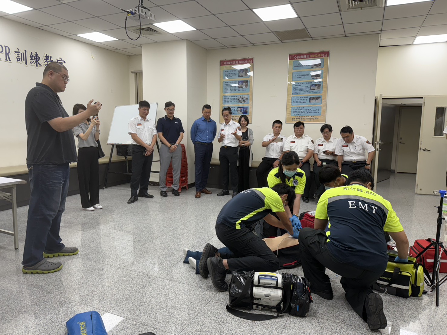 新竹縣消防局與國際醫療設備大廠卓爾醫療器材（ZOLL）代表團交流急救策略，並由救護人員實地展示ZOLL X Series多功能生理監視器於OHCA急救情境的臨床應用。（圖/記者張家燁翻攝）