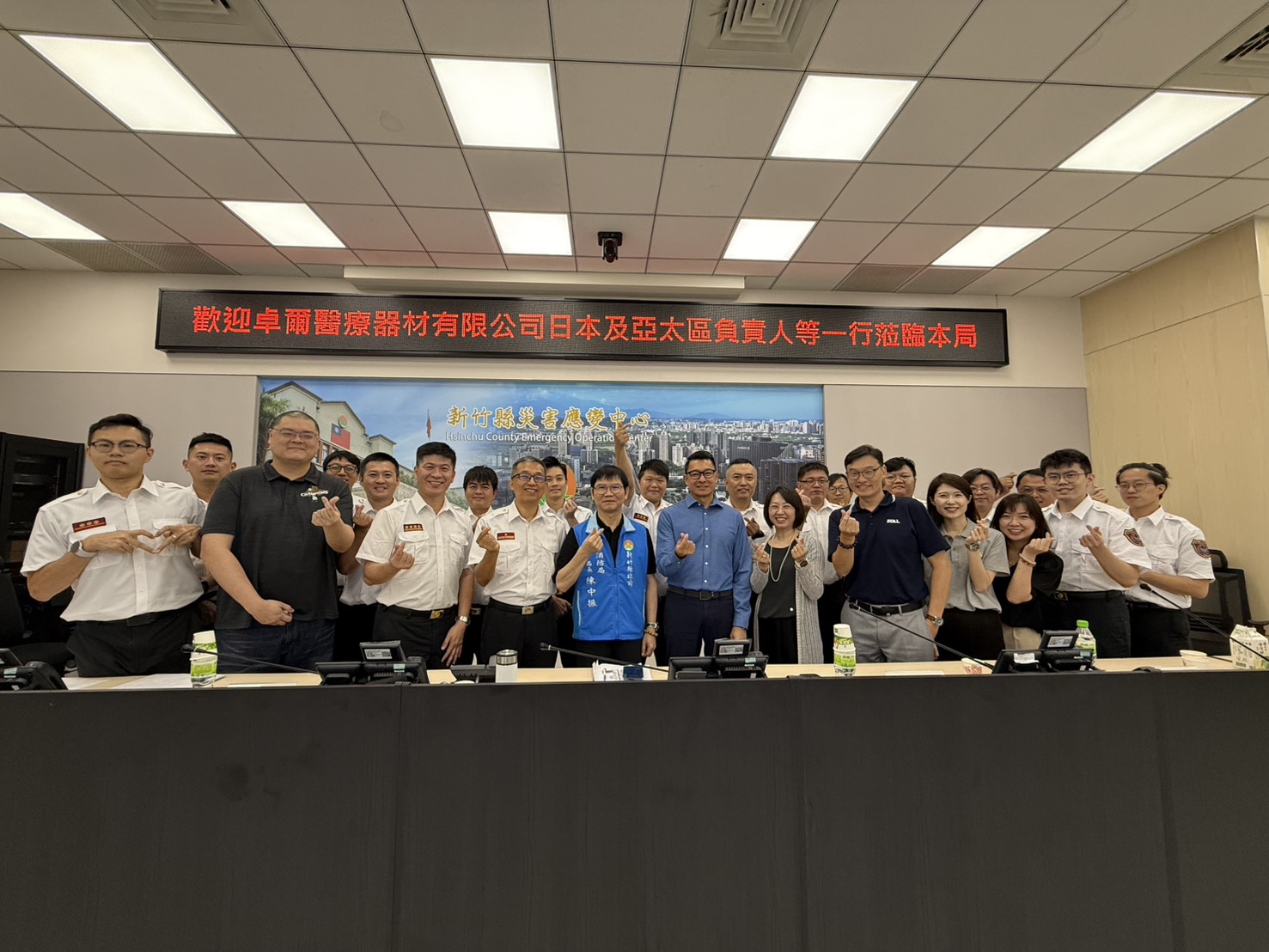 竹縣消防局局長陳中振(中)代表新竹縣政府接待ZOLL代表團，深化公私合作，研討救護創新。（圖/記者張家燁翻攝）