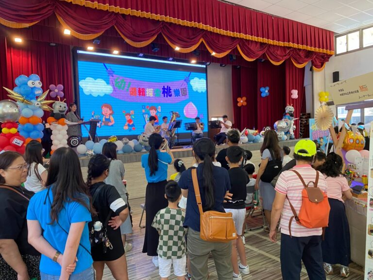 鼓勵幼童發揮邏輯推理與問題解決能力,「幼!邏輯探索桃樂園」學前程式教育成果發表會現場安排管樂隊演奏名偵探柯南主題曲,精彩演出贏得一片掌聲。(記者包克明 攝)