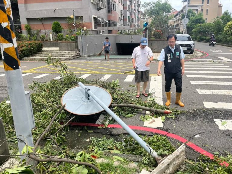 張啓楷視察農業受災情況,怒批民進黨「大罷免不救災」,網路謠言扭曲預算真相。(圖/張啓楷國會辦公室)