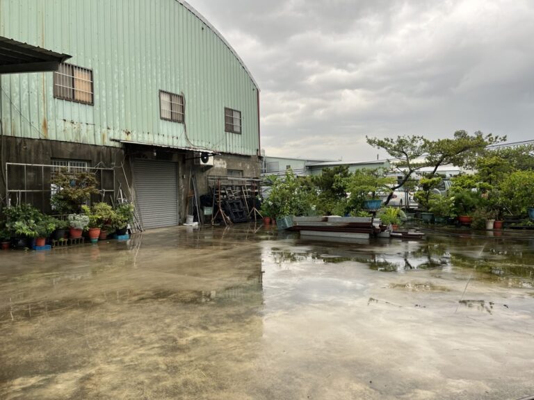 「祭祀公業法人台中市廖廷𨯵」名下多筆農地，被曝光雖屬都市計畫農業區，但實際上被作為營業空間使用，包括鋪設水泥、搭建鐵皮屋、作為停車場等用途。(圖／民眾提供)