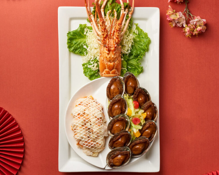 龍蝦餐券的龍蝦沙拉升級為「龍蝦＋冷封滷鮑魚沙拉」。(圖/上海鄉村提供)