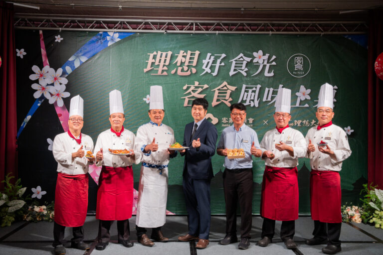 左二起花蓮理想大地渡假飯店李明耀主廚、楊勝閔主廚、客委會邱星崴副主委、花蓮理想大地渡假飯店林景泉副總經理、陳天義主廚、彭俊傑主廚。(圖/業者提供)