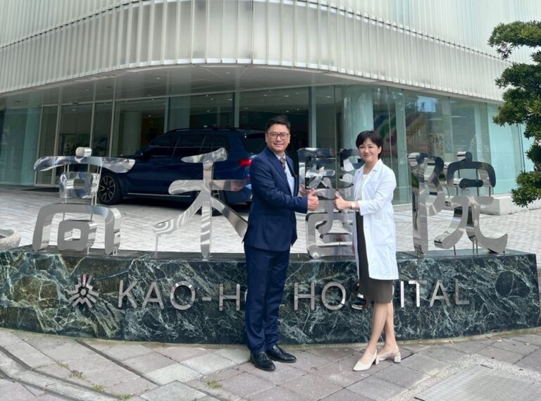 佳研國際總經理王居仁與光晟生技董事長呂春美於高雄地標建築「高禾醫院」前完成合作啟動儀式，展現推動台灣健康科技跨域整合、鏈結國際的共同承諾。(圖/業者提供)
