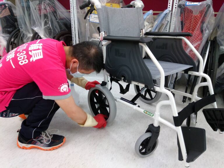 員工在第一輔具內，認真清潔打掃。(圖/第一輔具庇護工場提供)