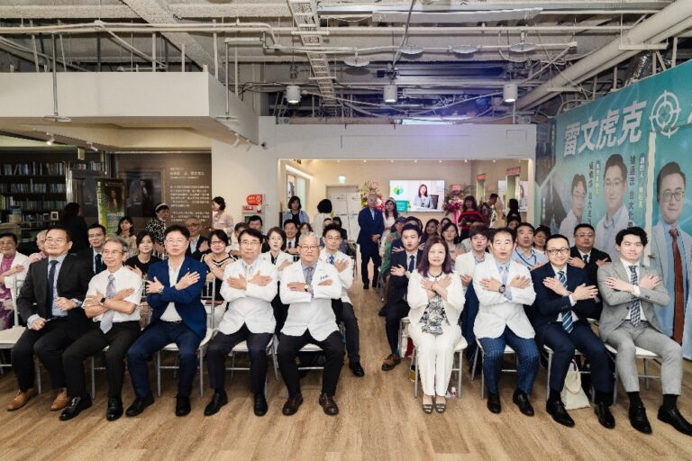 台灣自我照護產業協會、藥師公會全聯會、臺北市藥師公會、新北市藥師公會以及社團法人中華亞健康協會，攜手推出「自我照護一週七問」。(圖/業者提供)