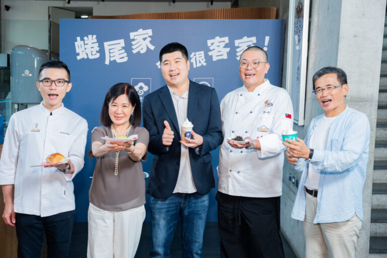 記者會大合照，(左起)蜷尾家麵包研發師傅武子靖、財團法人商業發展研究院張皇珍副院長、客家委員會邱星崴副主委、蜷尾家李豫創辦人、臺南市政府客家事務委員會陳新裕 主任委員。(圖/客家委員會提供)