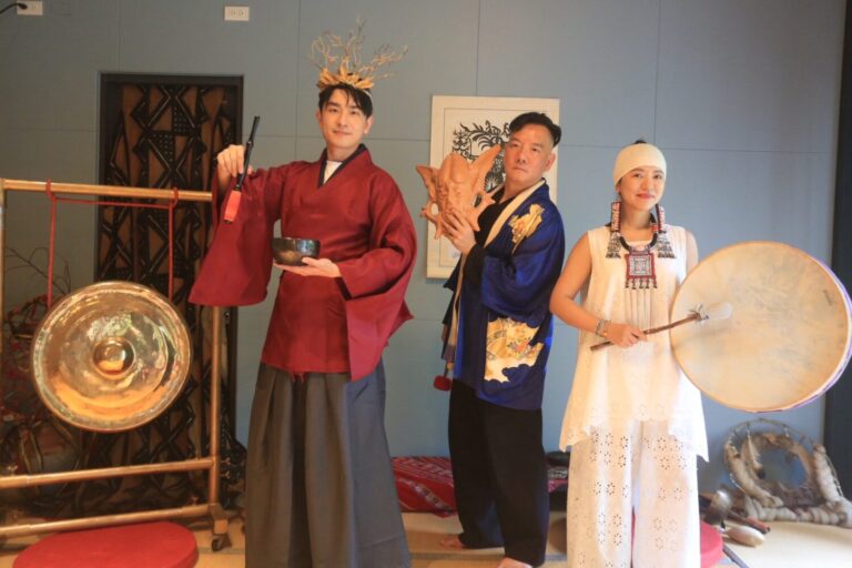 田定豐、Della、陳謙文攜手開唱，沉浸式山林祈願實境劇場。(圖/唱戲世界娛樂 提供)