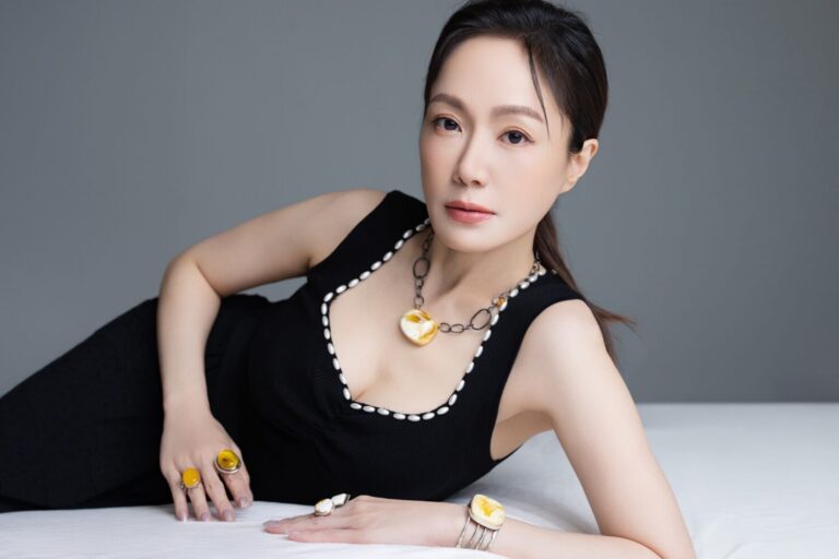 一副天生高級感的尹馨，喜歡的東西也很高級，她繼凱特王妃後成了琥珀潮流收藏家。(圖/鏡藝宏海 提供 / 服裝iROO提供)