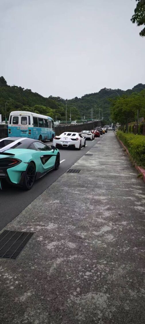 千萬超跑車隊為謝父送行。（圖/讀者提供）