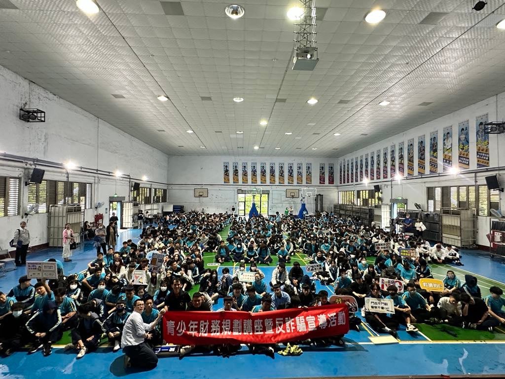 新竹縣警察局結合縣內五所高中職辦理「青少年財務規劃講座暨反詐騙宣導活動」，學生齊聚體育館踴躍參與，場面熱烈。（圖/記者張家燁翻攝）