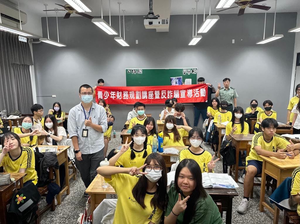 警察局與學校合作進班宣導，透過互動討論讓學生學習理財觀念與識詐技巧，強化暑期打工期間的自我保護能力。（圖/記者張家燁翻攝）