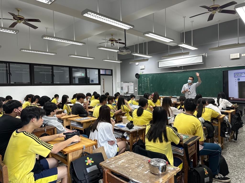 講師以生活化案例深入講解網路詐騙手法與金錢管理方式，幫助學生建立正確的財商與求職警覺心。（圖/記者張家燁翻攝）