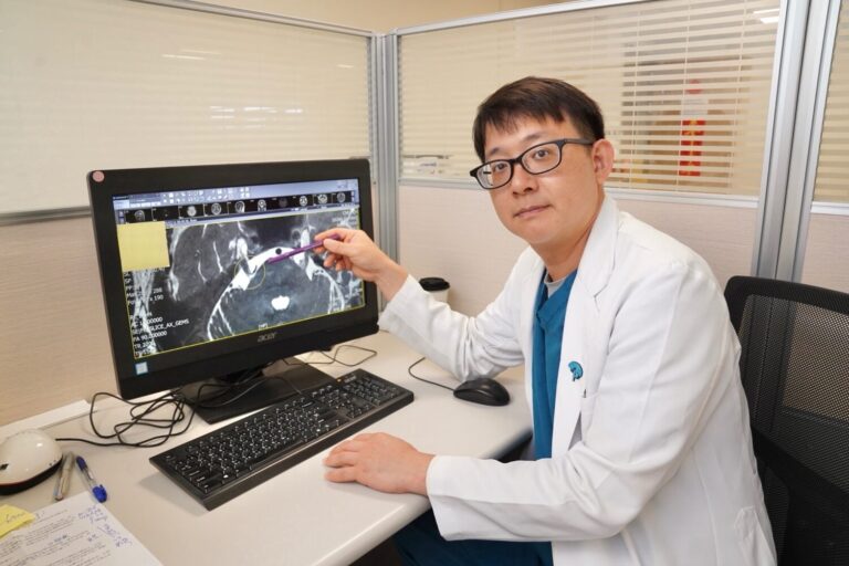 中國醫藥大學新竹附設醫院神經外科巫智穎醫師，透過影像檢查指出患者三叉神經受到血管壓迫位置，成功施行顯微血管減壓手術，有效改善長期臉部劇痛困擾。（圖/記者張家燁翻攝）