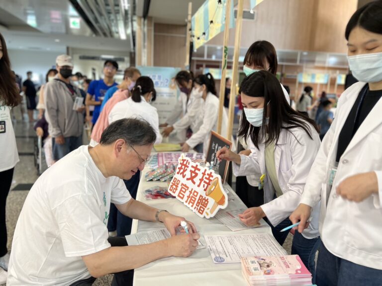 新竹臺大分院醫療團隊設置「我支持器官捐贈」宣導攤位，向民眾介紹器官捐贈的意義與流程，鼓勵社會參與愛的傳遞。（圖/記者張家燁翻攝）