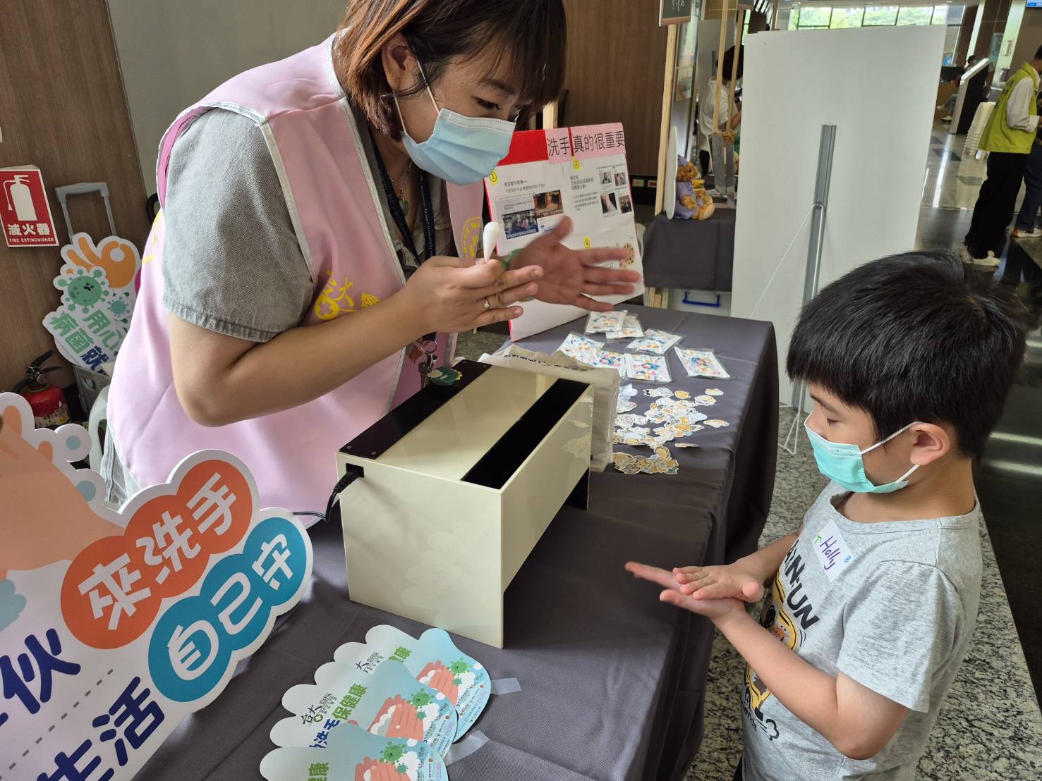 防疫志工向小朋友進行洗手正確步驟教學，透過互動遊戲讓兒童了解日常手部衛生的重要性，提升感染預防觀念。（圖/記者張家燁翻攝）