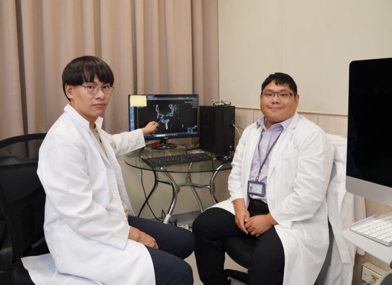 中國醫藥大學新竹附設醫院神經科錢駿醫師（左）與醫學影像科李喬華醫師（右），一同檢視患者顱內血管影像，確認中大腦動脈高度狹窄位置，並擬定支架置放治療計畫。（圖/記者張家燁翻攝）