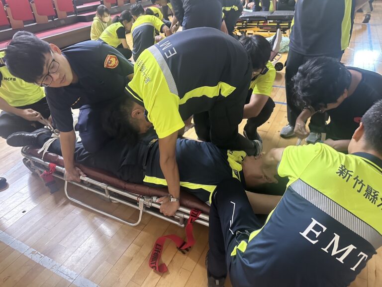 消防與警察學員於CIT課程中進行危機應處實務演練，模擬現場約束與安全搬運流程，強化第一線應變協作能力。（圖/記者張家燁翻攝）