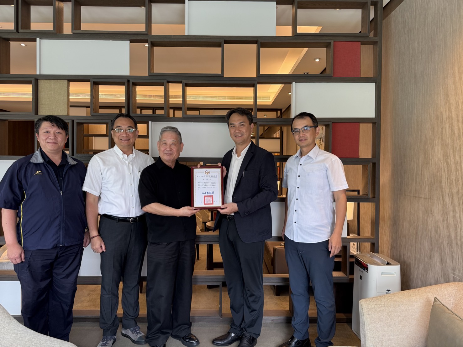 新光三越與信義分局合作添設監視器提升商圈治安。（記者徐煜勝翻攝）