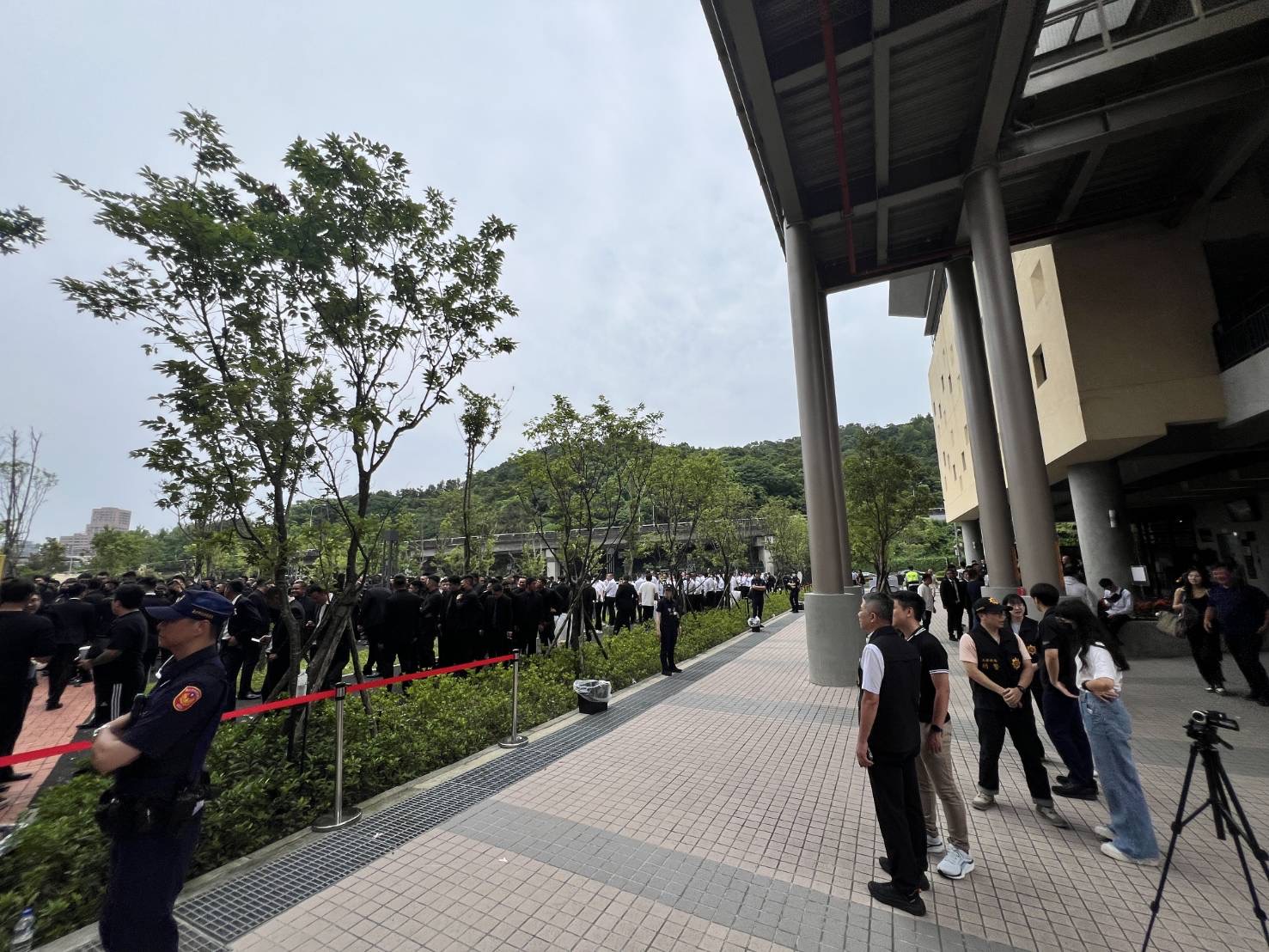 謝父告別式現場來了上千人弔唁，大安警嚴陣以待。（記者徐煜勝翻攝）