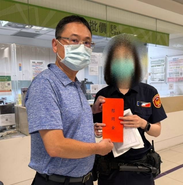 新北保大大隊長楊力強慰問受傷員警。(記者徐煜勝翻攝)