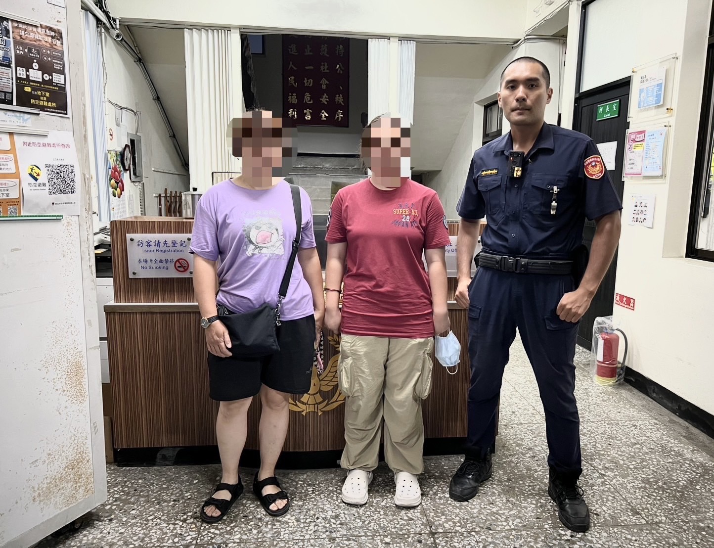 金山警暖心助返家。（記者徐煜勝翻攝）