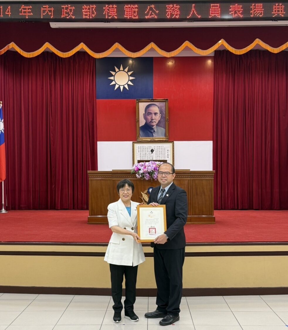 移民署台北專勤隊分隊長陳俊銘（右）因查緝非法仲介人口販運集團表現亮眼，獲選模範公務員，由內政部長劉世芳（左）頒獎肯定。（記者徐煜勝翻攝）
