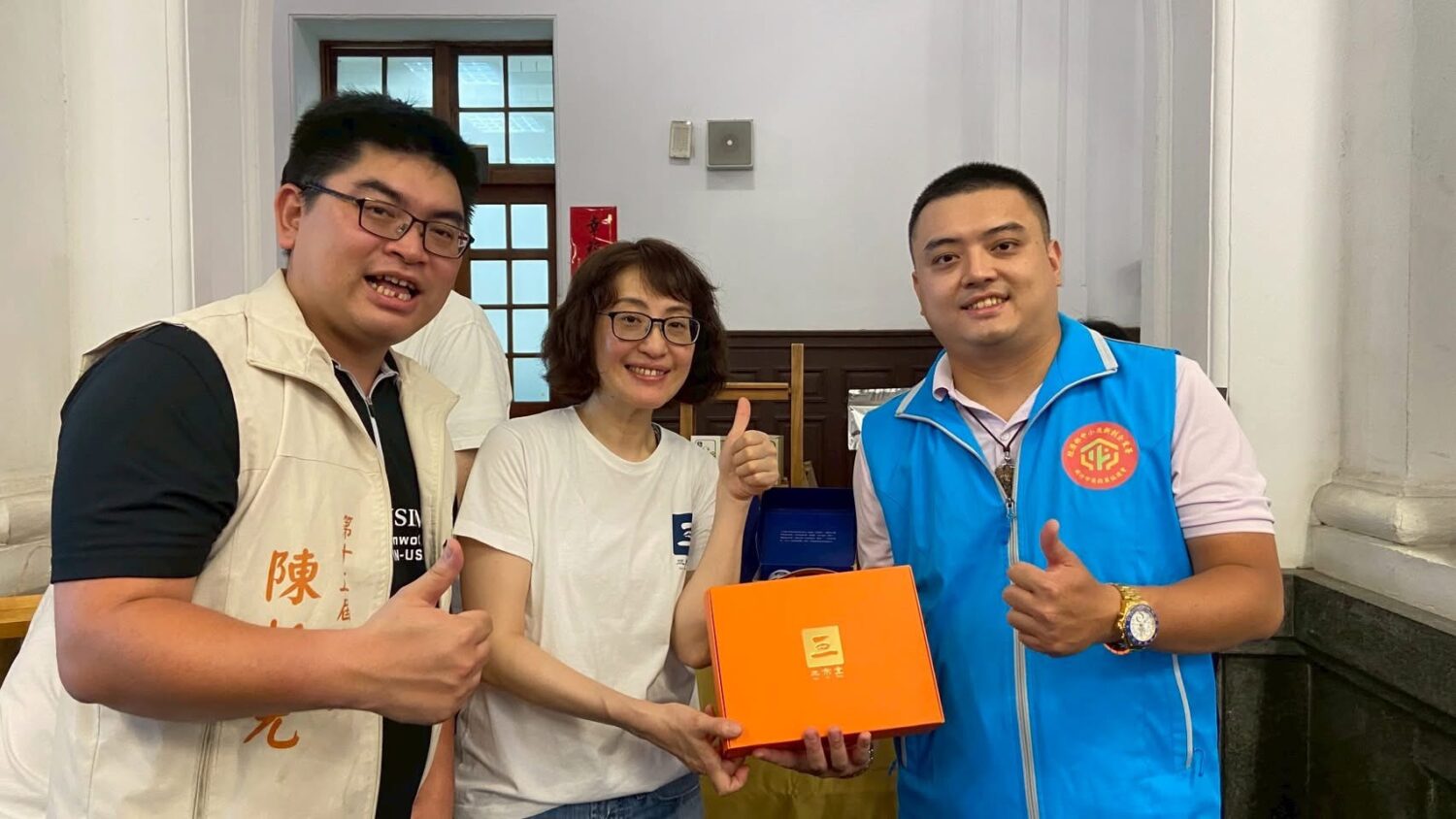 新竹市創新創業協會理事長陳柏元（左）與受補助企業代表合影，共同展現創新成果與地方創業支持能量。（圖/記者林照東攝）