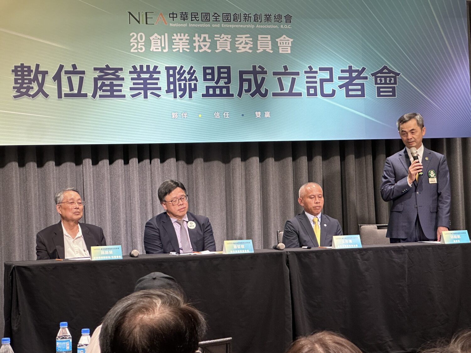中華民國全國創新創業總會邱銘亁總會長（左一）積極推動青年創業及推動產業聯盟發展。（圖/記者林照東攝）