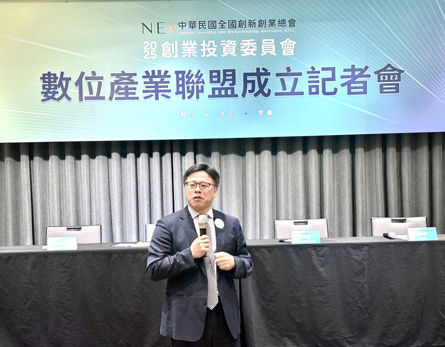 數位產業聯盟蕭哲君會長說明如何推動聯盟發揮1+1大於2的聯盟優勢。（圖/記者林照東攝）