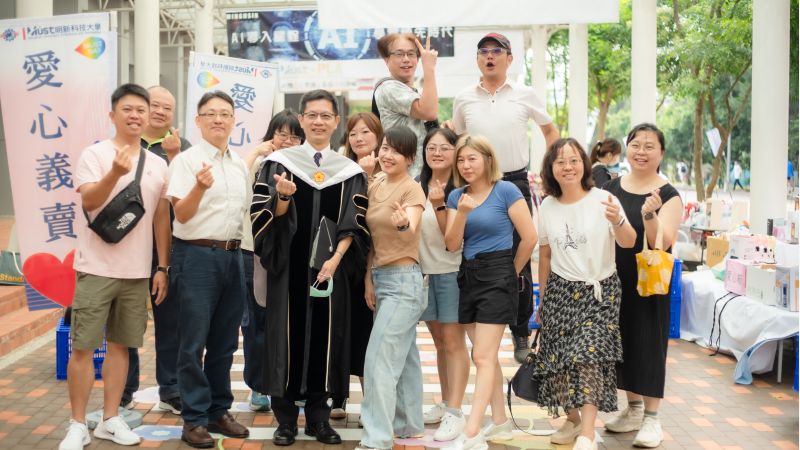 企管系師生設立愛心義賣攤位，吸引師生校友共襄盛舉。（圖／明新科大企管系提供）
