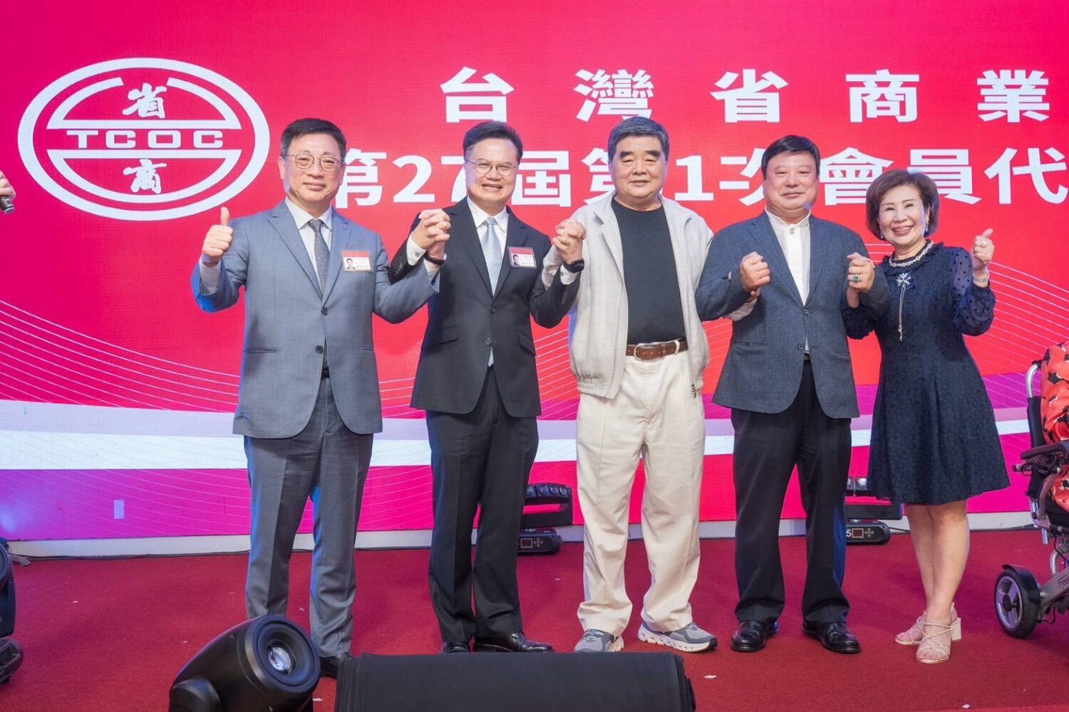前理事長張榮味（中）也到場祝賀施勝郎理事長（右二）高票當選。（圖/台灣商業總會提供）