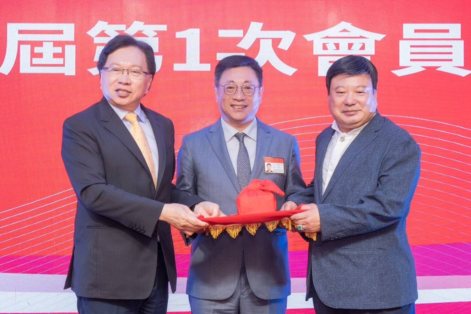 台灣省商業會第二十七屆理事長交接典禮隆重舉行，施勝郎（右）從前任理事長蔡國洲（左）接任印信。（圖/台灣商業總會提供）