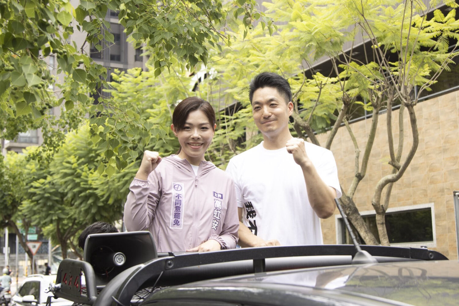 台北市長蔣萬安（右）特地南下力挺新竹市長高虹安（左），兩人合體進行「安安連線」掃街行程，高舉拳頭展現反罷免決心，呼籲市民踴躍投下不同意票，守護市政穩定。（圖／記者林照東翻攝）