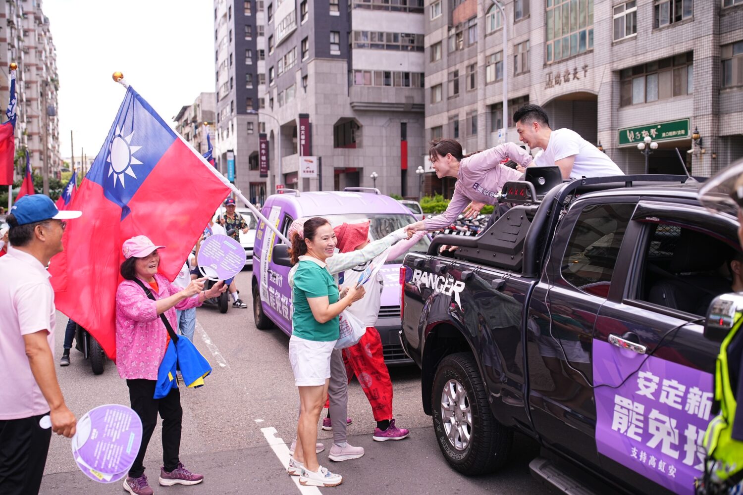 高虹安市長與蔣萬安市長在新竹市展開車隊掃街，沿路與民眾熱情互動，支持者揮舞國旗、拿著宣傳物踴躍加油打氣，展現反罷免聲浪與市民的挺身而出。（圖／記者林照東翻攝）