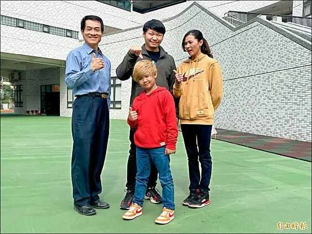 街舞少年林李納（前排）與父母及師長合影。他背後默默支持的家人，被模特兒陳勇正譽為「活出最強教育典範」。（圖／自由時報翻攝）
