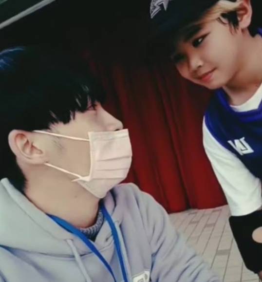 國際街舞少年林李納（右）於幼兒園街舞啟蒙課程中，展現親和教學風格，現場與學童互動自然流暢，深獲好評。（圖／陳勇正提供）