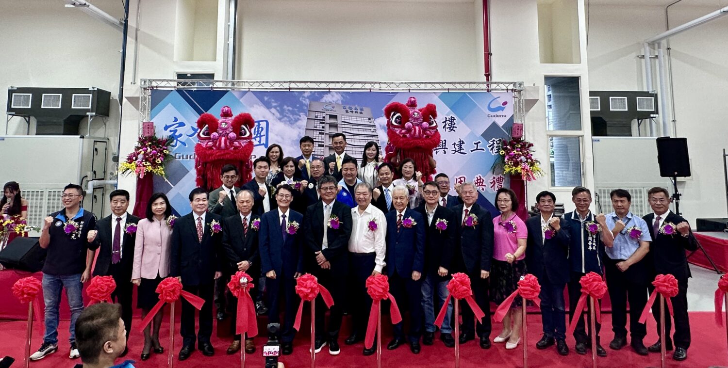 家登集團家崎大樓落成啟用，副市長陳純敬（左六），議長蔣根煌（左八）與多位貴賓出席合影。（圖／記者林照東攝）
