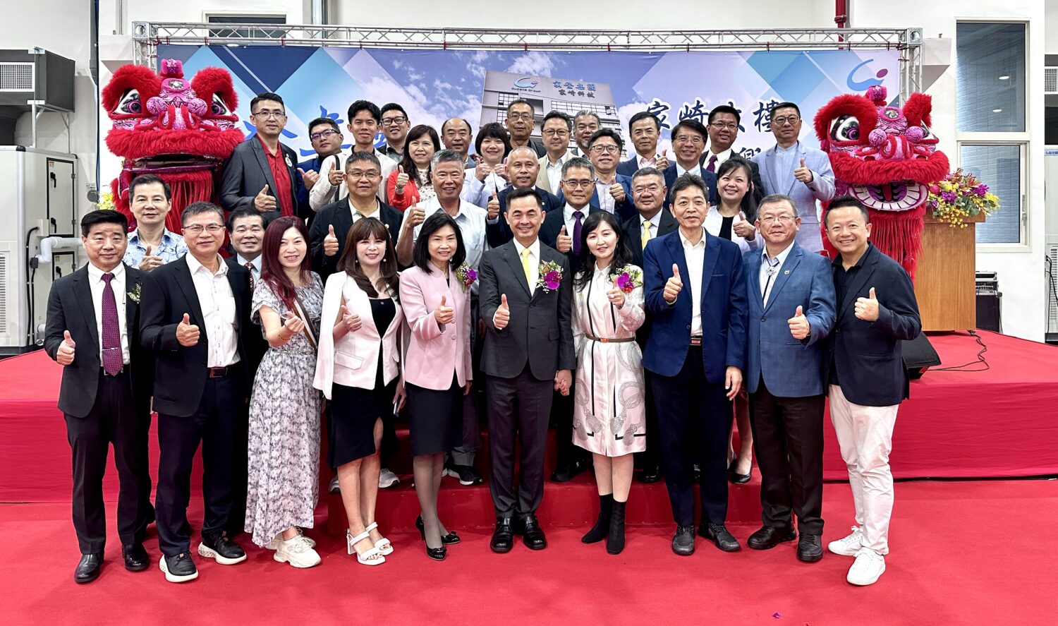 中華民國創新創業總會理監事團隊與邱銘亁董事長合影。（圖/記者林照東攝）